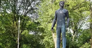 Младежкият гвардейски отряд застава на почетен караул пред паметника на Левски