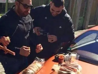 Сиромаси с Bentley набиват кренвирши и лютенца на капака