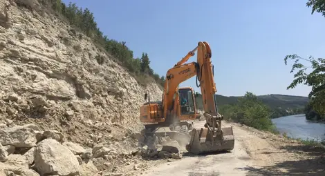 Пътят Бяла-Стърмен отхапва близо 3 метра от скалата