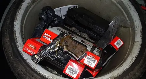 Румънци хванати в кола с наш номер със седем купени в Русе пистолета