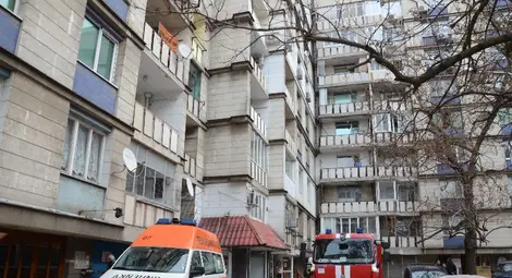 Задимен апартамент вдигна на крак два екипа пожарникари