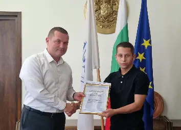 Европейският шампион по вдигане на тежести Джан Зарков е спортист за месец август на Спортното училище в Русе