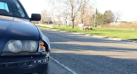 Старец препречи пътя на БМВ при забранен обратен завой с каруца