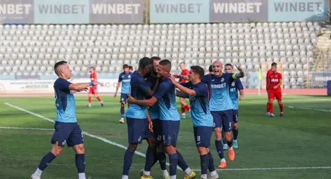 Дебютът на Лолала - силно първо полувреме и аплаузи от феновете