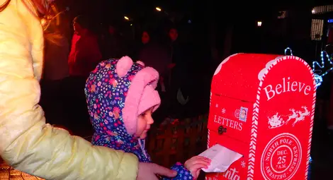 Грейнаха светлините на коледната елха в Ценово