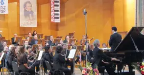 Възпитаник на Училището по изкуствата дирижира стартовия концерт на конкурса „Шуберт“