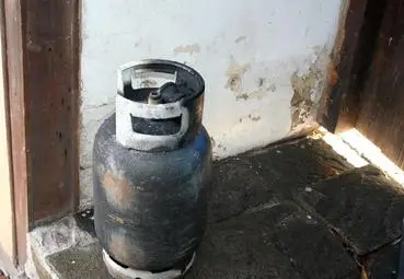 Пенсионер изхвърли с голи ръце горяща газова бутилка