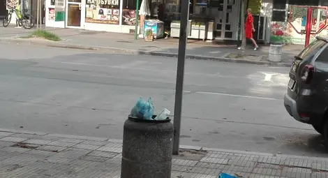 Градинка по &bdquo;Борисова&ldquo; с нощен график - първо младежки купон, после погром на кошчетата