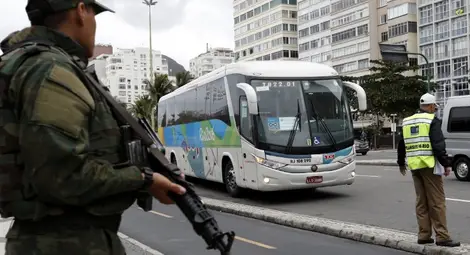 Заложническа драма в Рио: мъж държи 18 души в автобус