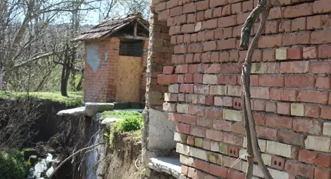 Активизирано свлачище напука къщи в Пиргово