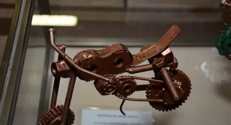 Стари авточасти оживяха като приказни скулптури