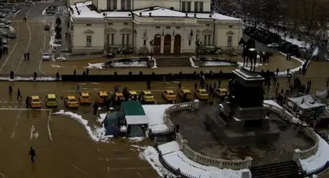 Пловдивски таксита атакуват парламента! Пловдивски таксита атакуват парламента!
