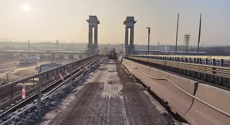 Монтира се предпазна мрежа на Дунав мост при Русе между пътната и железопътната част на съоръжението