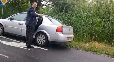 Този румънец се прави на закъсал на пътя, дава фалшиво злато за пари