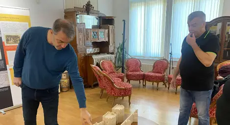 Авторът на макета на средновековния град Червен дари на музея в Русе макет на Кале Широково Авторът на макета на средновековния град Червен дари на музея в Русе макет на Кале Широково