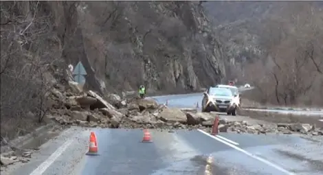 Скала рухна върху кола в Кресненското дефиле, трима ранени