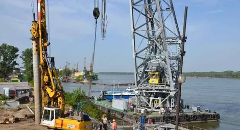 Плаващ кран извади от Дунав потопения катер