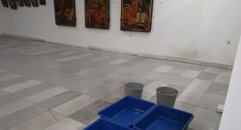 Капчуци пеят пролетни песни  в залата с иконите в Галерията