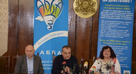 Диана Хаджиангелова, д-р Светослав Дачев и д-р Робърт Шиков обясниха за хроничната белодробна болест.  Снимка: Бисер ТОДОРОВ