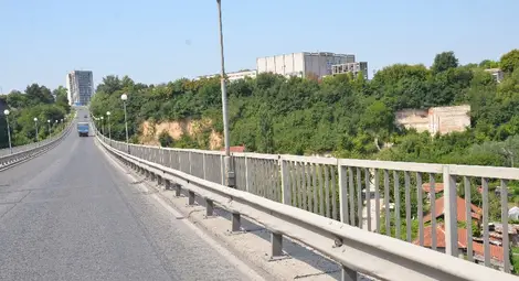 Полицаи спасиха самоубиец на Дъговия мост