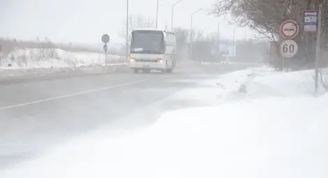 Само автобусът до Образцов чифлик спря заради ограничение по пътя за Кубрат