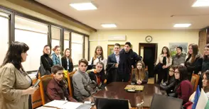 Младежи доброволци се впечатлиха от галерията на областните управители