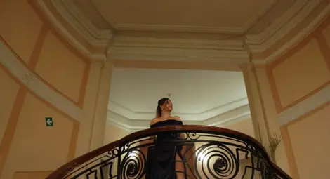 Абитуриентка с ефектна фотосесия в библиотеката