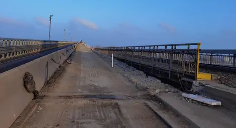 Монтира се предпазна мрежа на Дунав мост при Русе между пътната и железопътната част на съоръжението