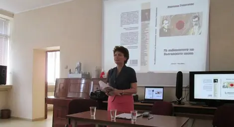 Учителка подарява книгата си на български училища зад граница