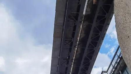 Нанася се антикорозионна защита по стоманената конструкция на Дунав мост при Русе