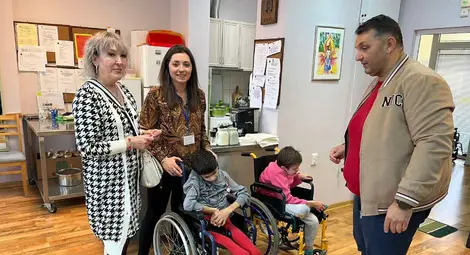 Общинските съветници от СДС-Гражданите - Русе раздадоха мартеници на деца и младежи с увреждания от два центъра