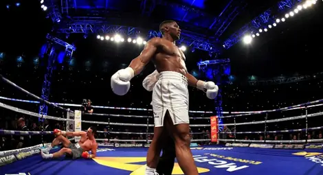 Антъни Джошуа нокаутира Кличко и остава световен шампион в тежка категория