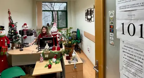 Петя Анчева посреща с усмивка в стая 101.          Снимка: НАП