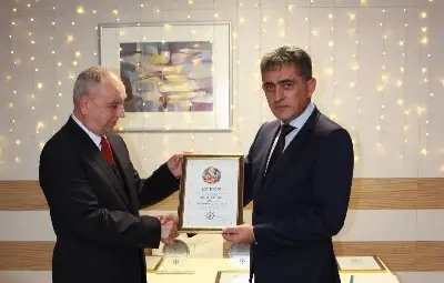 Зам.-директорът на &bdquo;Булмаркет ДМ&ldquo; Светослав Първанов получава авторитетната награда.