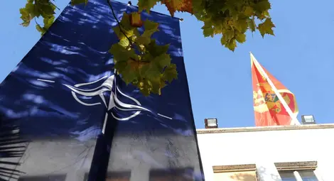 В Черна гора горят знамето на НАТО само дни след поканата за присъединяване