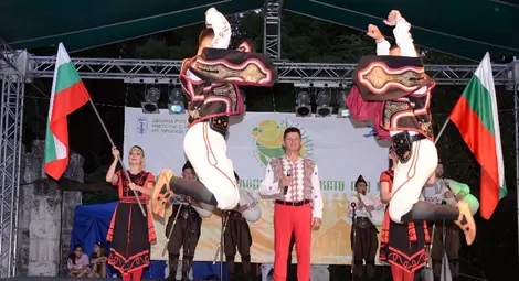 С вълнуващ концерт на народната певица Светла Дукатева приключи тридневният празник на село Николово.