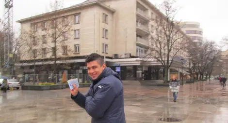 Над 500 флаера за час раздадоха феновете на "Дунав" /галерия/