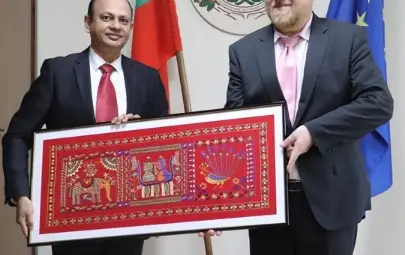 Пано с традиционно изкуство в Бангладеш подари Н. Пр. Али Дауд на областния управител Анатоли Станев.           Снимка: ОА