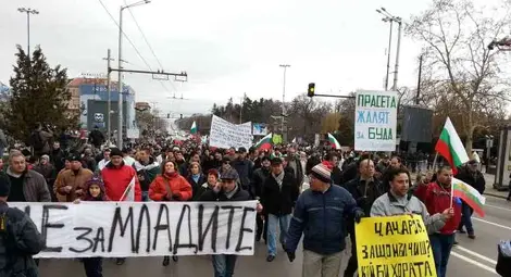 Президентът е пред Министерството на икономиката, хората скандират "Мафия"