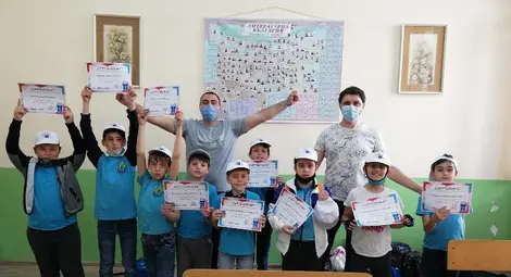 Деца научиха робота Марти да се ръкува и танцува Деца научиха робота Марти да се ръкува и танцува