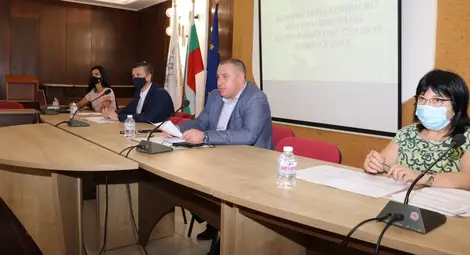 Българинов иска брошурите с промоциите на хипермаркетите да помагат за ваксинирането