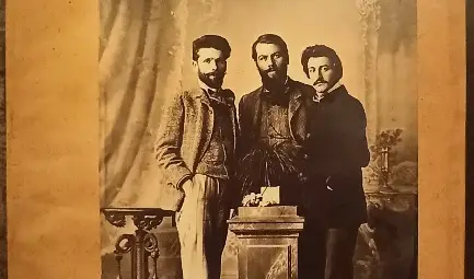 Снимка на Трифон Кунев, Антон Страшимиров и Теодор Траянов, ок. 1906-1907 г., експонат на филиала на Националния литературен музей Дом-паметник &bdquo;Елин Пелин&ldquo;, с. Байлово.