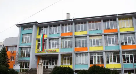 Картички, рисунки и пана редят в изложба в „Любен Каравелов“ Картички, рисунки и пана редят в изложба в „Любен Каравелов“