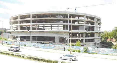 Частните партньори в Спортната зала размразяват строежа под условие