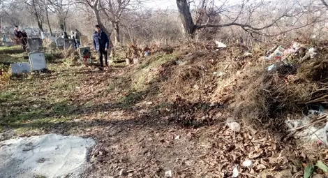 Гробищата в Червена вода заринати от боклуци