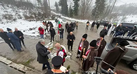 Ден след Бабинден единствено от цяла България в Черешово празнуваха и Дядовден за 69-и път. За първи път обаче дядото се качи на високопроходим джип вместо на каруца, магарето на успя да качи баира Ден след Бабинден единствено от цяла България в Черешово празнуваха и Дядовден за 69-и път. За първи път обаче дядото се качи на високопроходим джип вместо на каруца, магарето на успя да качи баира