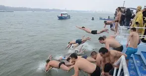 Церемонията за Богоявление без шествие, но смелчаци ще вадят кръста от Дунав