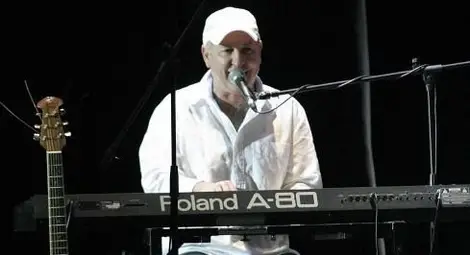 Валди Тотев ще говори за мажията на рока в компрекс „Ломовете“ край Нисово. Валди Тотев ще говори за мажията на рока в компрекс „Ломовете“ край Нисово.