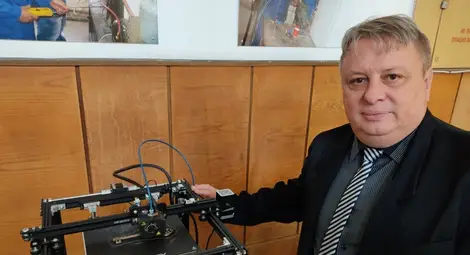 Директорът Венцислав Василев онагледи с изложбата и демонстрациите приемствеността между старите занаяти и професиите на бъдещето.                                                  Снимка: Авторът