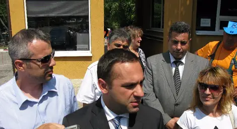 Министър Караниколов посети &bdquo;Дунарит&ldquo; по време на протестите на работещите в завода през август и обеща фирмата да не спира работа.                                                                        Снимка: Архив